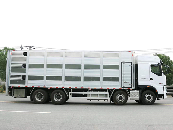 重汽9.6米畜禽運輸車