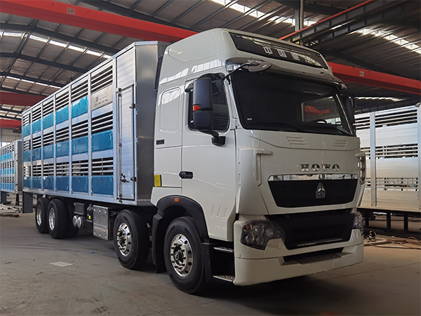 重汽9.6米畜禽運輸車