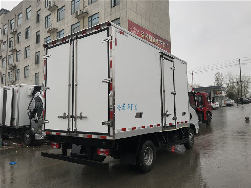 上汽躍進(jìn)C500自動(dòng)擋4.2米冷藏車(chē)