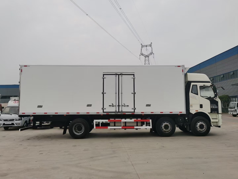 解放J6L小三軸冷藏車
