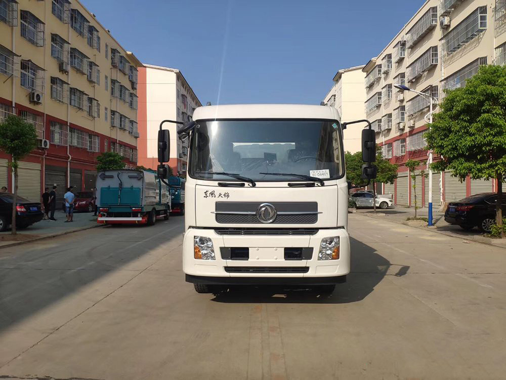 東風天錦干濕兩用掃路車8立方塵
