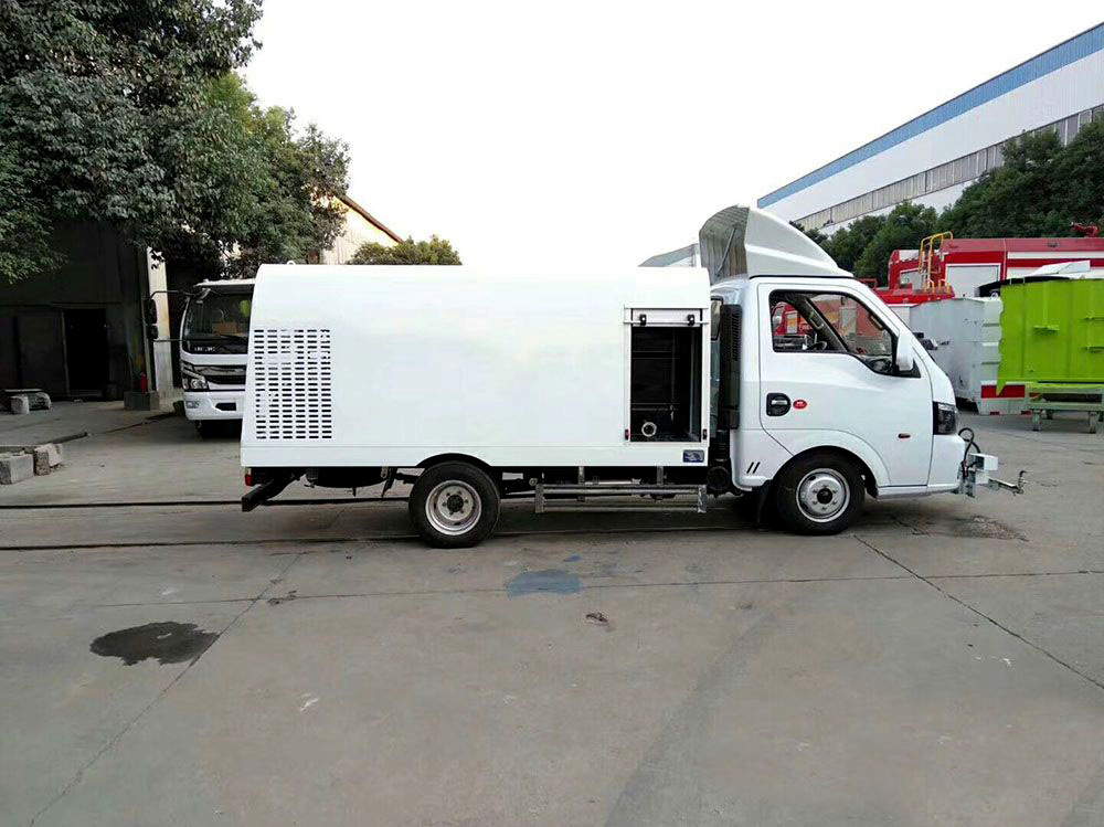 東風(fēng)途逸藍(lán)牌1.5立方路面清洗車