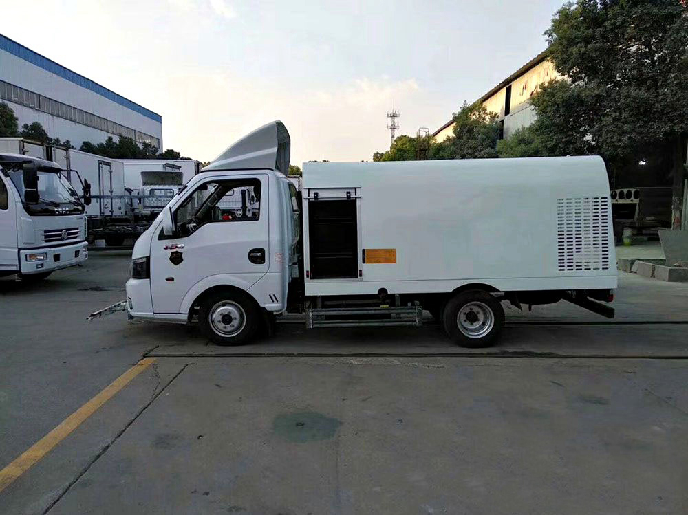 東風(fēng)途逸藍(lán)牌1.5立方路面清洗車