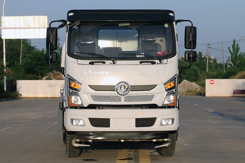 東風專底DIL/12立方灑水車
