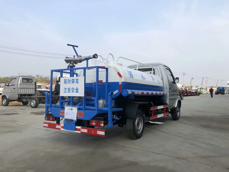 北汽昌河2立方藍(lán)牌汽油版灑水車(chē)