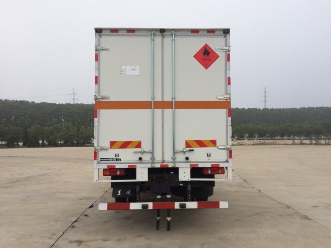 東風(fēng)天錦6.6米氣體廂式車