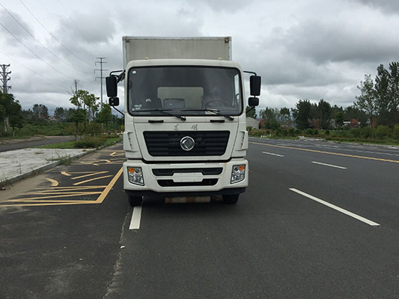 東風9.3米氣體廂式車