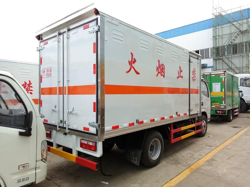 東風多利卡藍牌4.1米氣體廂式車