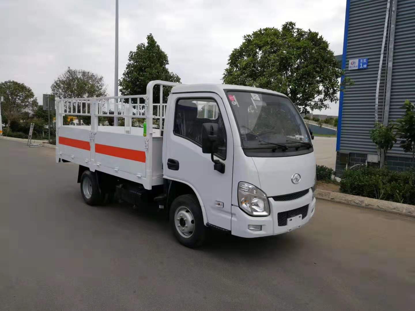 上汽躍進3.3米氣瓶運輸車