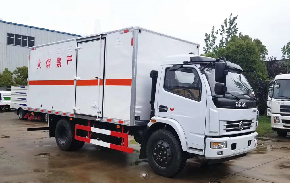 東風(fēng)多利卡5.1米氣瓶廂式車(chē)