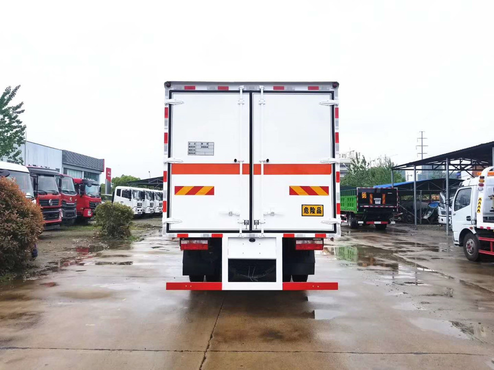 東風(fēng)多利卡5.1米氣瓶廂式車(chē)