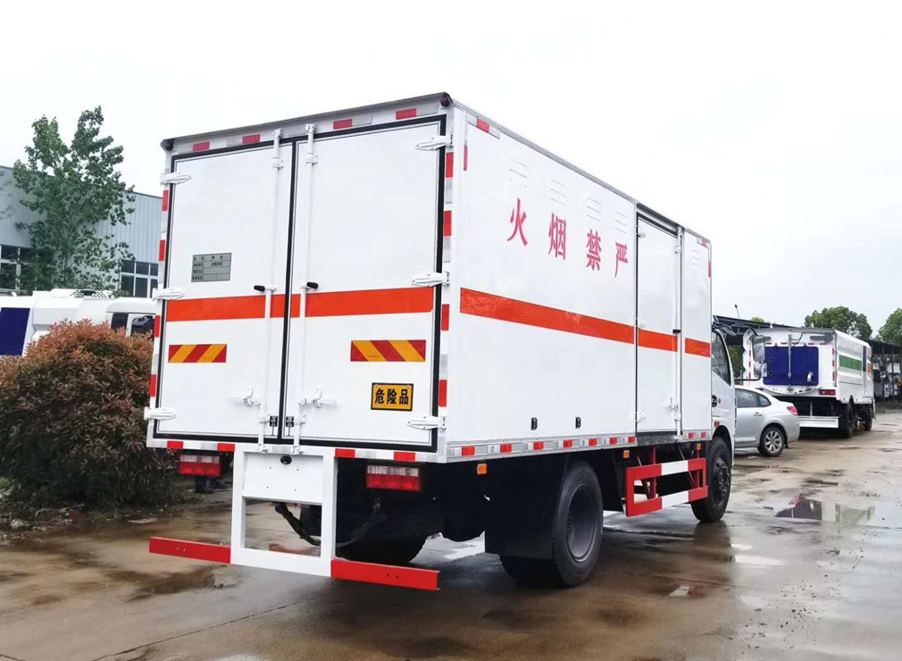 東風(fēng)多利卡5.1米氣瓶廂式車(chē)