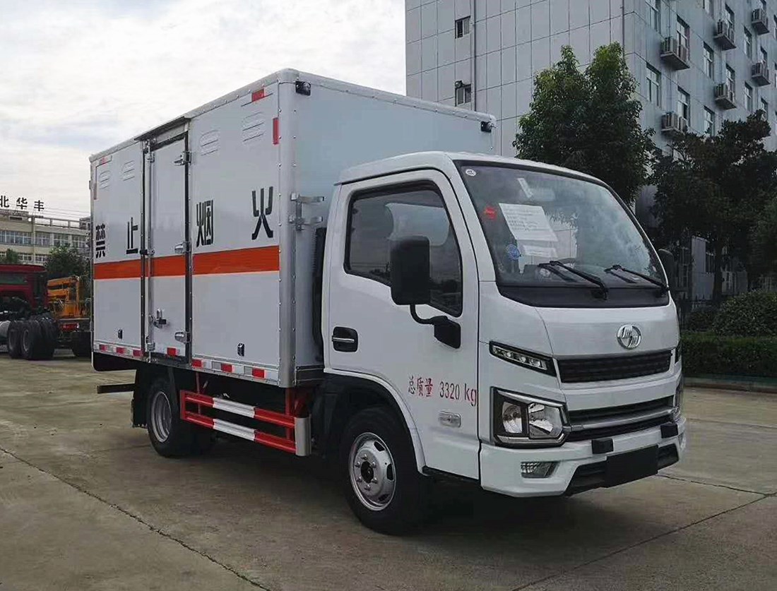 上汽躍進3米貨廂爆破器材運輸車