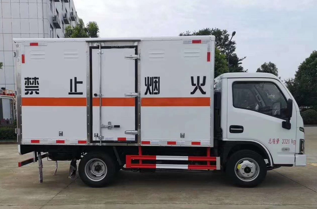 上汽躍進3米貨廂爆破器材運輸車