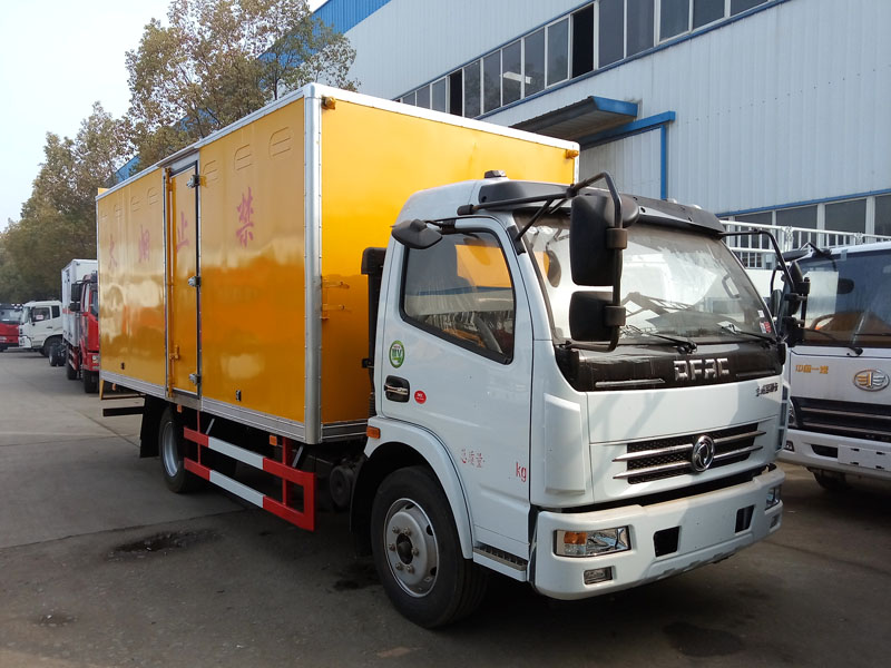 東風5.1米爆破器材車