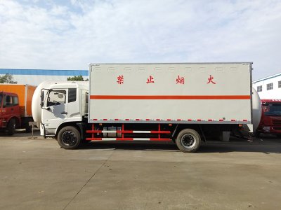 東風天錦6.6米液體廂式車
