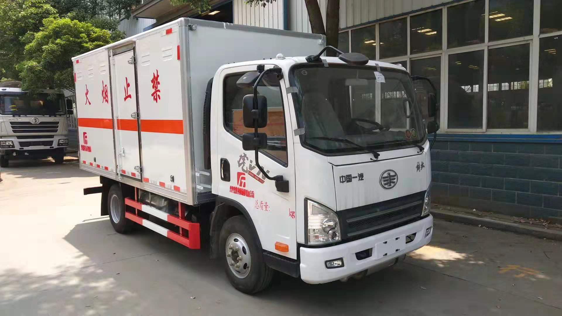解放藍牌4.1米雜項危險品廂式運輸車