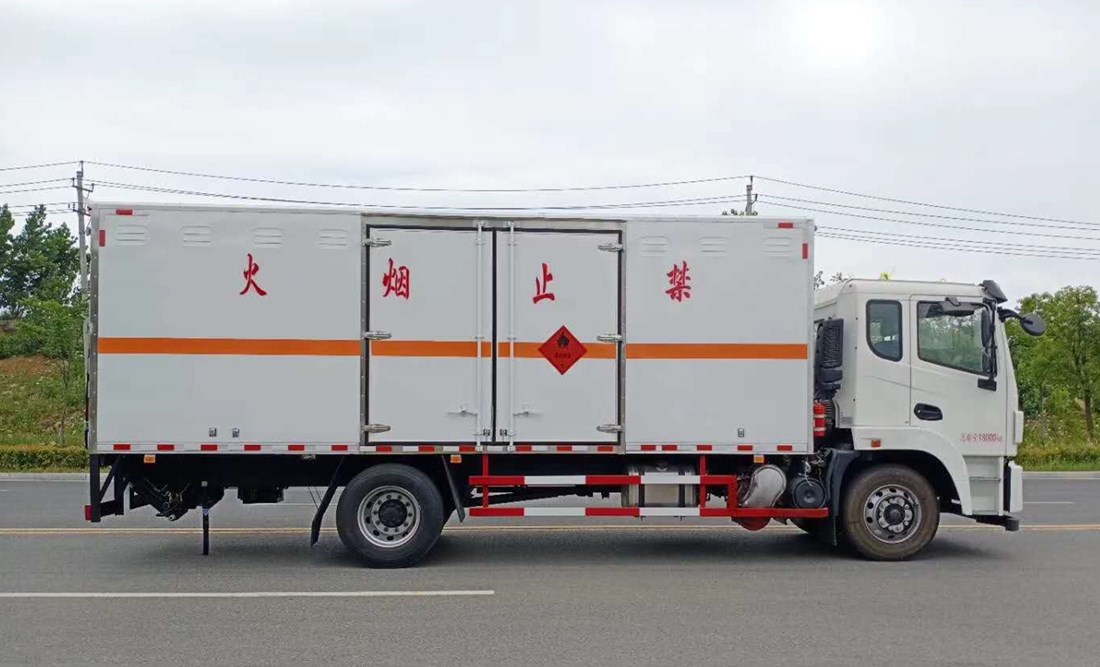 東風錦程6.8米易燃液體廂式運輸車