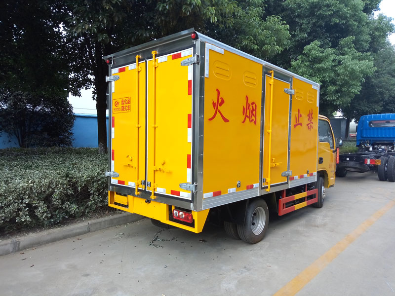 上汽躍進藍牌柴油版3.3米液體廂式車