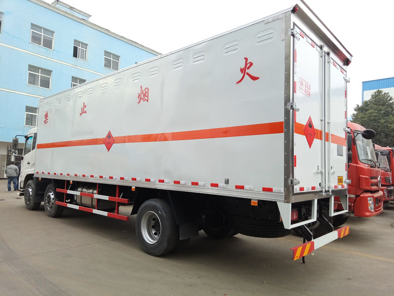 東風天錦8.6米液體廂式車