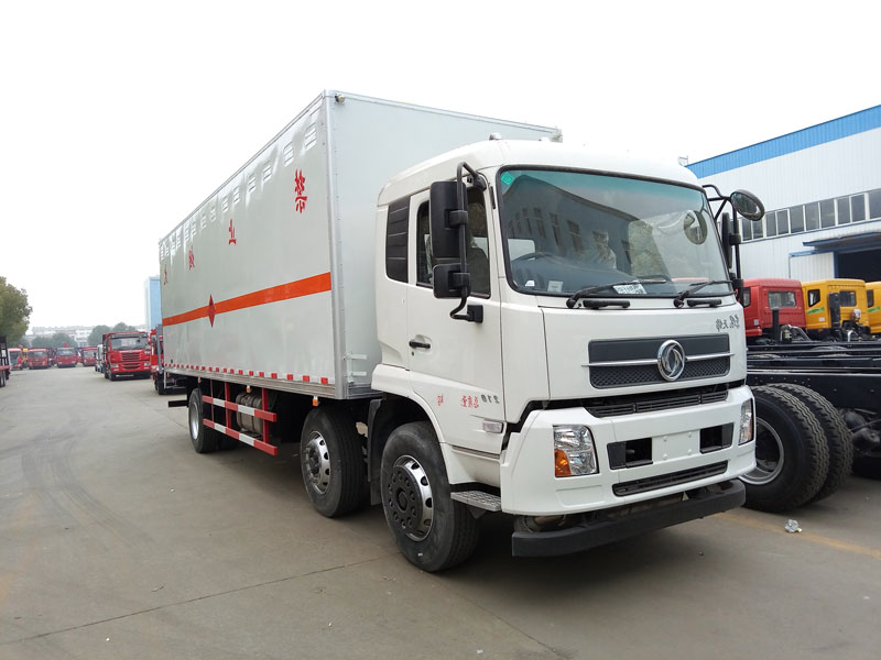 東風天錦8.6米液體廂式車