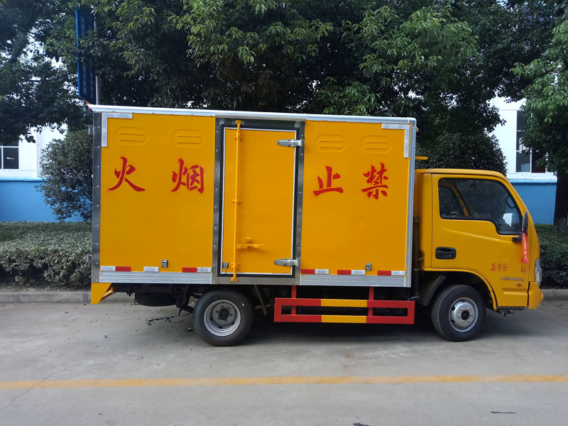 上汽躍進藍牌3.3米柴油版腐蝕品廂式車