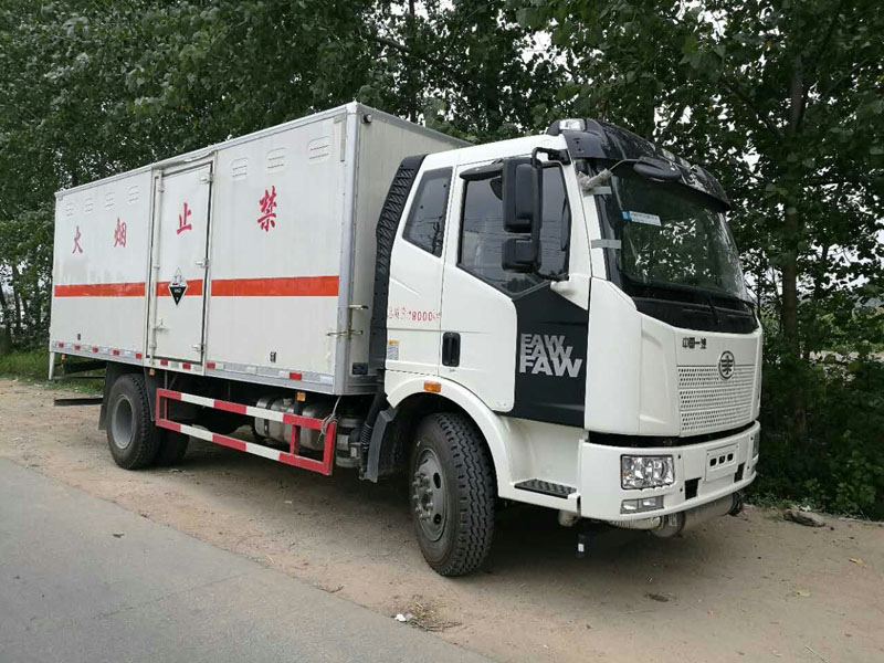 解放6.2米腐蝕品廂式車