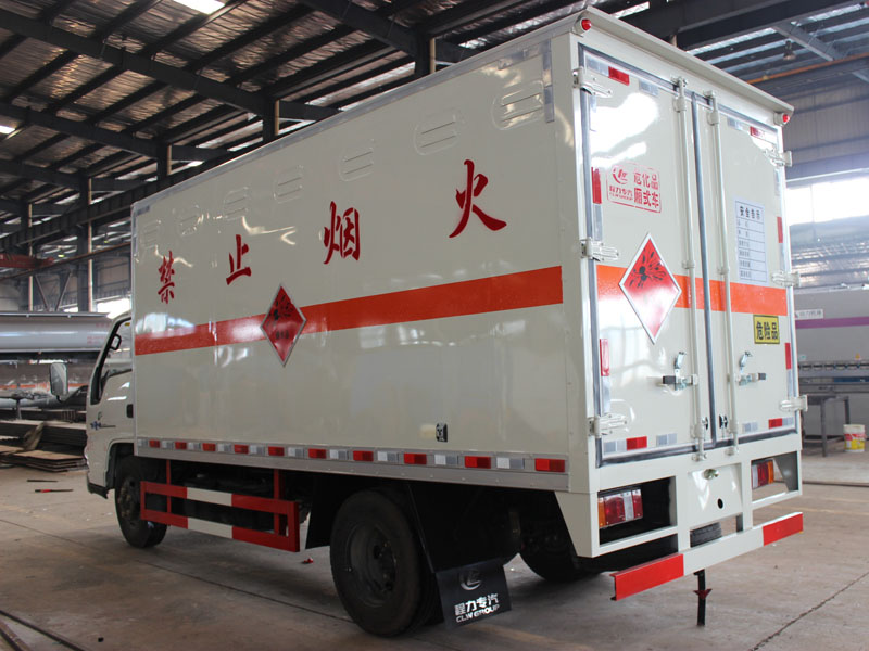 江鈴4.2米藍牌雜項危險品廂式車