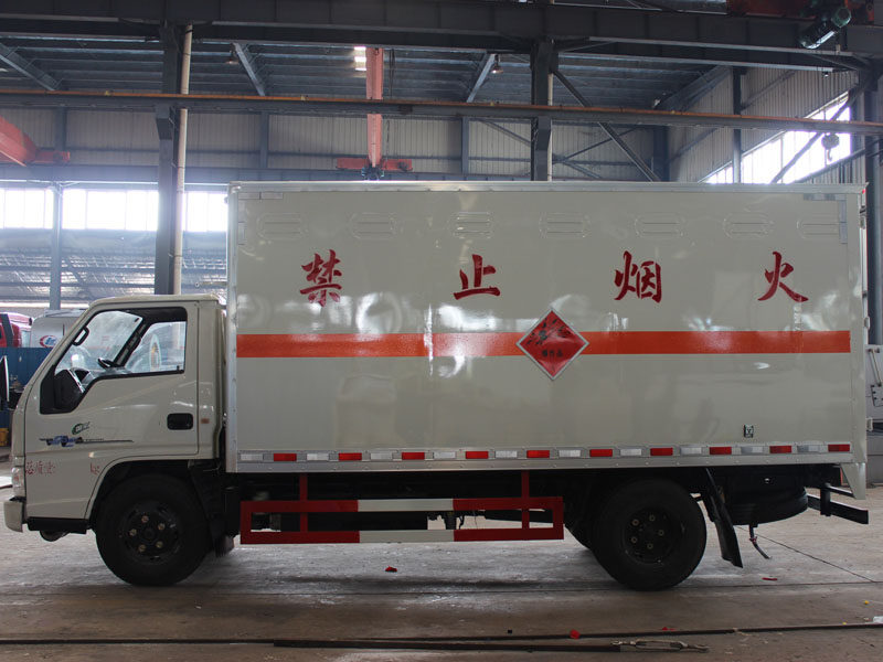 江鈴4.2米藍牌雜項危險品廂式車