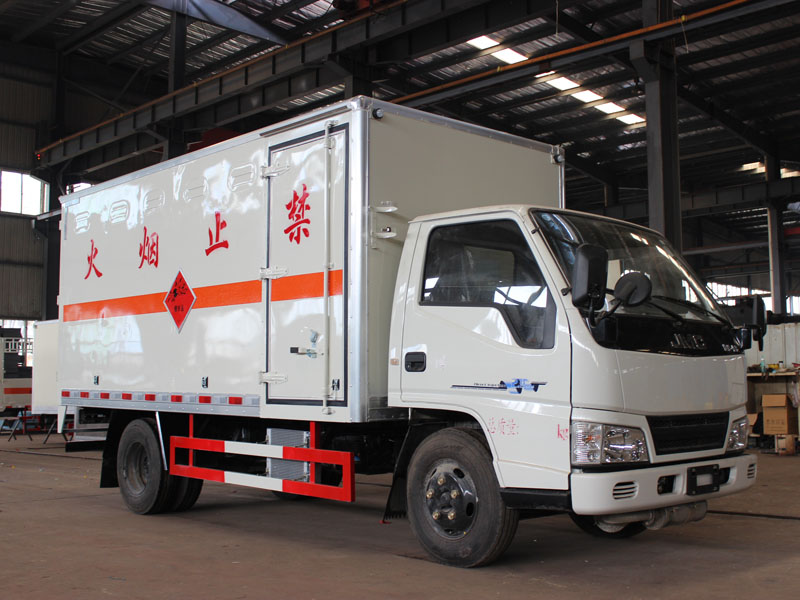 江鈴4.2米藍牌雜項危險品廂式車