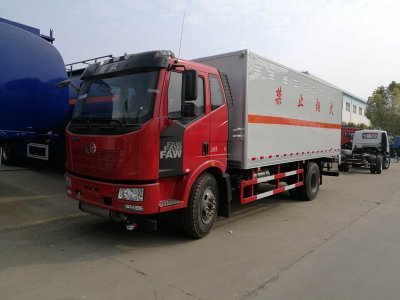解放6.2米雜項危險品廂式車