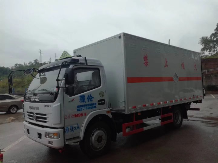 東風5.1米廢舊電池運輸車