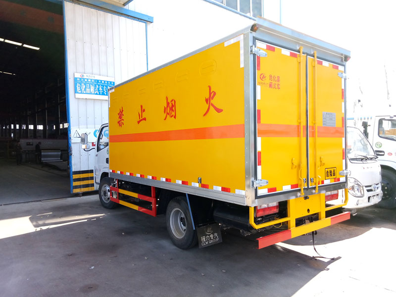 東風多利卡4.1米雜項危險品廂式車