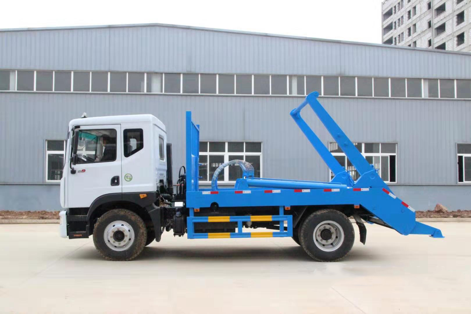 東風(fēng)D9/10方擺臂垃圾車(chē)